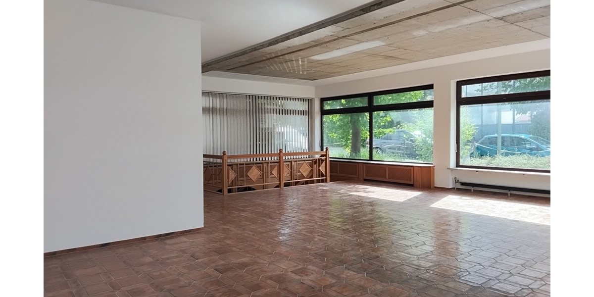Ausstellung Verkaufsraum mit Treppe zum Lagerraum